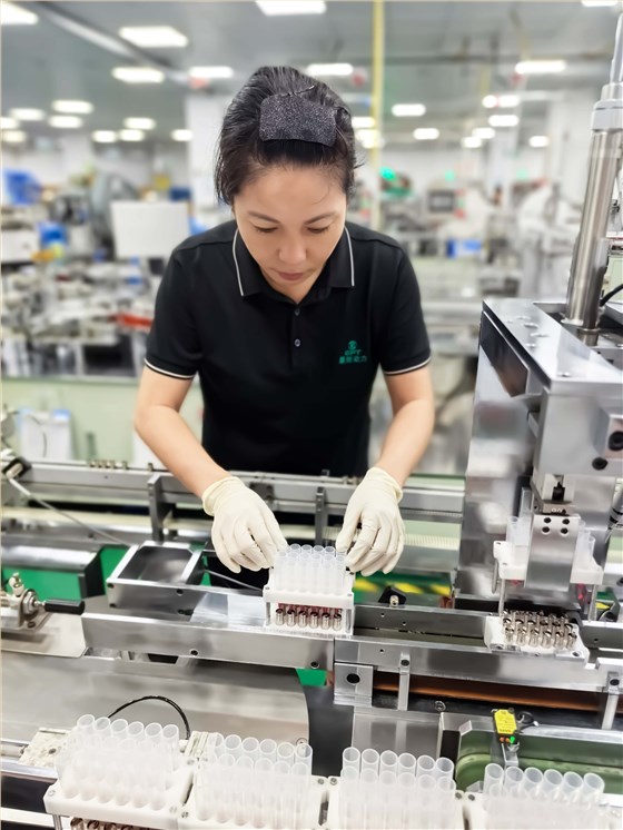 謝琴電池工人